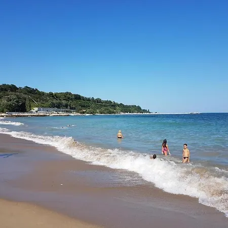 Apartman Chayka Sea Garden- Entire Flat Or Spacious Private Or 3-bed Dorm- Big Balcony *